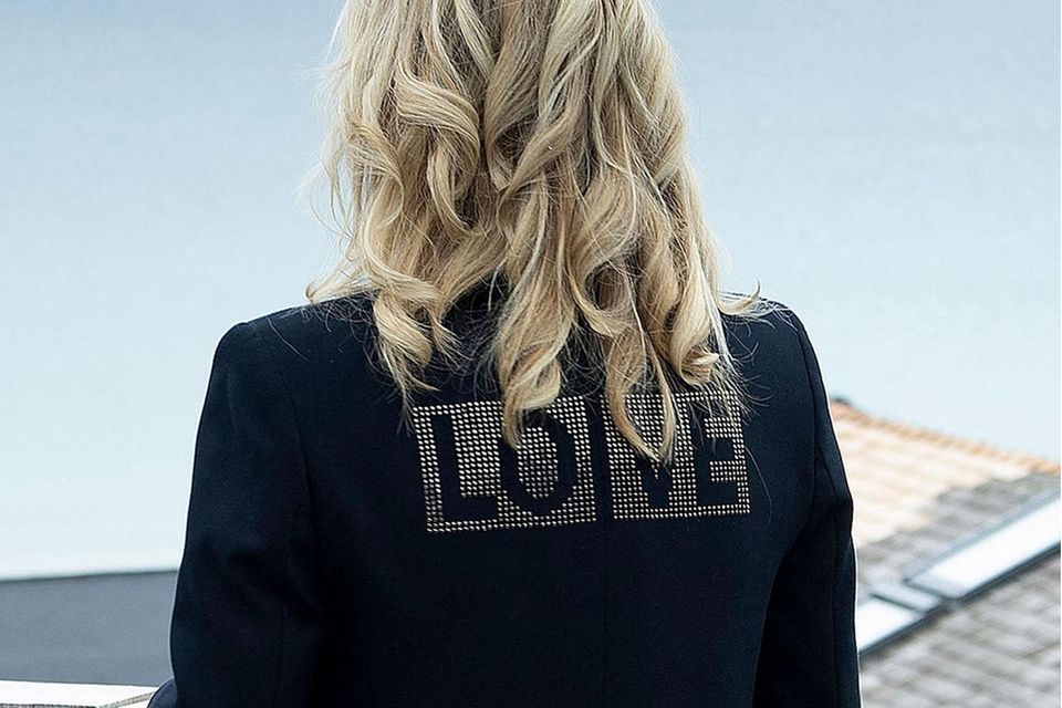 Dr. Jill Biden: Dr. Jill Biden trägt einen schwarzen Blazer von Zadig & Voltaire. Auf dem Rücken prangt in Strass das Wort "Love". Dr. Jill Biden trägt einen schwarzen Blazer von Zadig & Voltaire. Auf dem Rücken prangt in Strass das Wort "Love".