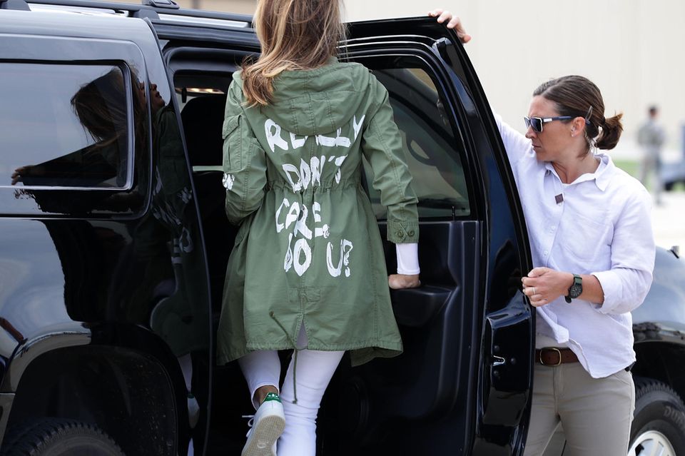 Melania Trump besucht Kinder von Geflüchteten an der mexikanischen Grenze und es ist ihr – so steht es zumindest auf ihrem Parka – "wirklich egal". 