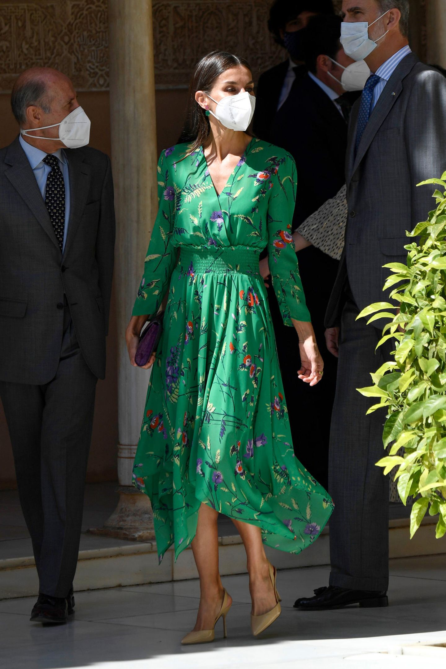 Einen tollen Sommer-Look hat sich Königin Letizia für die Ausstellungseröffnung von "Odaliscas: From Entries to Picasso" im Museum der Feinen Künste in Granada ausgesucht. Das florale Kleid in Grün stammt von Maje Paris, kombiniert mit beigefarbenen Sling Heels von Carolina Herrera.