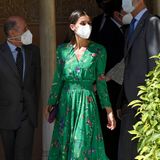 Einen tollen Sommer-Look hat sich Königin Letizia für die Ausstellungseröffnung von "Odaliscas: From Entries to Picasso" im Museum der Feinen Künste in Granada ausgesucht. Das florale Kleid in Grün stammt von Maje Paris, kombiniert mit beigefarbenen Sling Heels von Carolina Herrera.