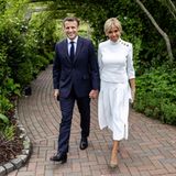 Beim G7-Empfang im botanischen Garten in Cornwall scheint die Farbe Weiß die Trendfarbe des Tages zu sein. Denn neben Herzogin Catherine setzt auch Brigitte Macron auf eine edle Kombi ganz in Weiß. Doch damit ist nicht genug: Eine goldene Knopfleiste an der Schulterpartie und spitze Wildlederpumps machen ihr elegantes Outfit aufregend und modern. Kein Wunder, dass so ein Auftritt ihren Ehemann Emmanuel Macron zum Strahlen bringt.