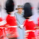 12. Juni 2021  Am zweiten Juni-Wochenende zelebriert Queen Elizabeth traditionell ihren Geburtstag, für gewöhnlich im ganz großen Stil. Aufgrund der Pandemie gibt es allerdings auch dieses Mal einige Einschränkungen. Während im vergangenen Jahr die Geburtstagsparade zu Ehren der Monarchin ausgefallen war, gibt es heute zumindest eine Mini-Ausgabe des legendären "Trooping the Colour"-Spektakels auf Schloss Windsor, das Royal-Fans via Livestream mitverfolgen können.