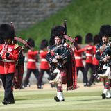 Die Feierlichkeiten beginnen mit den Aufmarsch der Gardesoldaten auf Schloss Windsor, um das 95-jährige Geburtstagskind gebührend zu empfangen. Fast 275 Soldat:innen und 70 Pferde nehmen an der Parade teil, die Queen Elizabeth gespannt vom überdachten Podium aus verfolgt. 