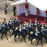 Anstatt gemeinsam mit Prinz Charles und den weiteren Mitgliedern der Königsfamilie die Militärparade vom Balkon des Buckingham Palastes zu beobachten, ist in diesem Jahr lediglich ihr Cousin Prinz Edward an der Seite von Queen Elizabeth. Er ist in seiner Rolle als Ehrenoberst der "Scots Guards", des Garderegiments auf Windsor anwesend. 