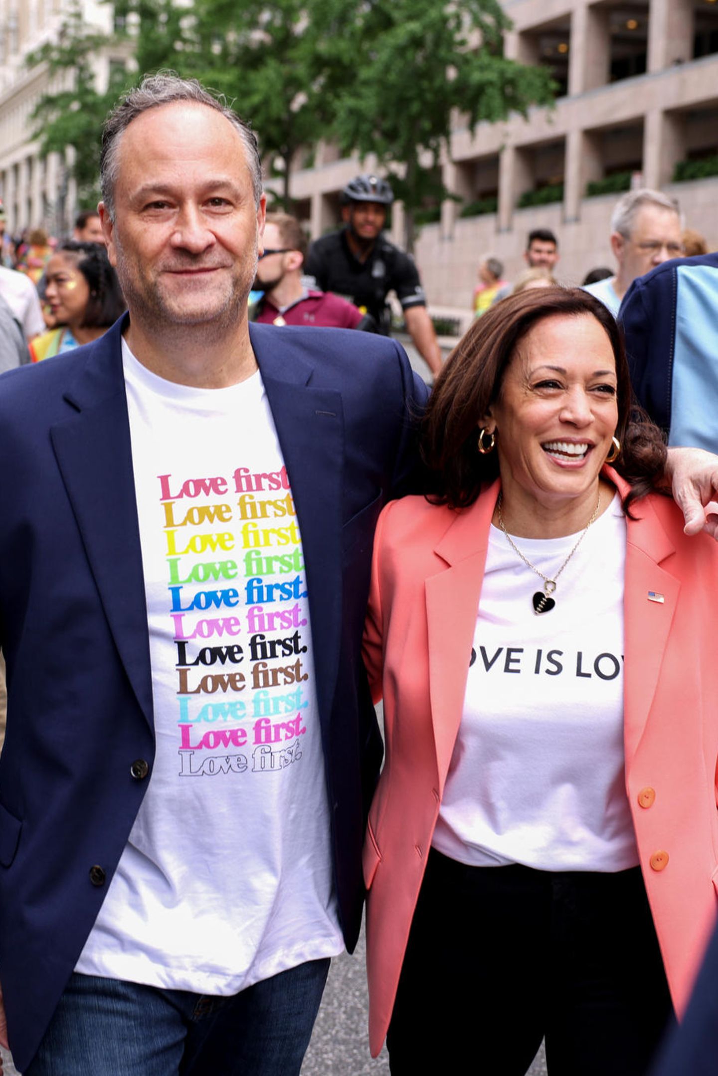Auch in den USA gilt der Juni als "Pride Month". Mit Paraden im ganzen Land feiern die Amerikaner Liebe, Offenheit und Toleranz. Und auch Vize-Präsidentin Kamala Harris lässt es sich nicht nehmen, daran teilzunehmen. In einem pfirsichfarbenen Blazer und lässigem Print-Shirt mit "Love is Love"-Schriftzug setzt sie ein klares Statement für die LGBTQIA*-Community. Natürlich ist auch Ehemann Douglas Emhoff dabei und zeigt mit seinem bunten "Love first"-Shirt klare Haltung. Zwei schöne Looks mit noch schönerer Botschaft.