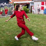 Kronprinzessin Mary zeigt sich mal wieder in Topform – auf sportlicher und modischer Ebene. Beim Besuch eines Fußballfestes im Rahmen der "Mary Fonden"-Stiftung in Rødovre legt sich Mary ganz schön ins Zeug und begeistert mit ihrem sportlichen Einsatz. Dabei setzt sie auf ein Outfit von Kopf bis Fuß in Rot und passt damit perfekt zu ihren Teamkolleg:innen.