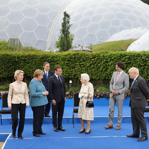 Ursula von der Leyen, Angela Merkel, Mario Draghi , Emmanuel Macron, Queen Elizabeth, Justin Trudeau, Boris Johnson, Yoshihide Suga, Charles Michel und Joe Biden beim G7-Gipfel am 11. Juni 2021 in St Austell, Cornwall, England