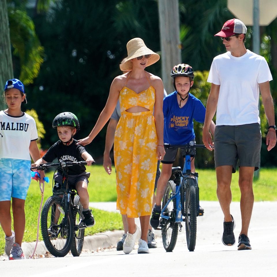 Beim Spaziergang mit der ganzen Familie zeigt sich die sonst so exklusiv gekleidete ehemalige First Daughter Ivanka Trump im gelben Blumenlook und mit weißen Turnschuhen so normal wie selten.