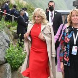 First Lady in Red: Dr. Jill Biden zeigt sich in Carbis Bay in elegantem Rot. Für das Fotoshooting am Strand legt sie dann auch später ihren Trenchcoat ab.