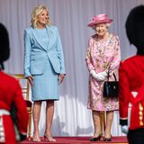 Beim königlichen Empfang der Queen auf Windsor Castle ist nicht nur die Laune von Jill Biden und der Monarchin großartig, auch die Looks der beiden hohen Damen, das hellblaue Kostüm der First Lady und das floralen Ensemble der Königin, sind Hingucker.