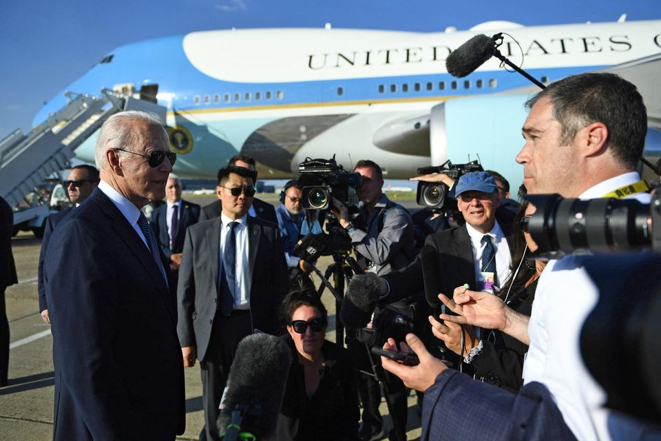 Joe Biden: Joe Biden steht nach seinem Treffen mit Queen Elizabeth den anwesenden Reporter:innen am Londoner Flughafen Heathrow Rede und Antwort. Joe Biden steht nach seinem Treffen mit Queen Elizabeth den anwesenden Reporter:innen am Londoner Flughafen Heathrow Rede und Antwort.