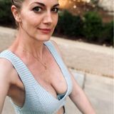 Ein halbes Jahr nach der Geburt ihres vierten Kindes ist Nina Bott wieder schlank wie eh und je, sogar bauchfrei im sommerlichen Crop-Top zeigt sich die Schauspielerin ganz entspannt beim Spaziergang mit Baby Lobo.
