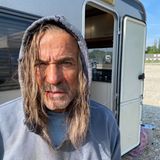 Na, erkennen Sie diesen so sympathisch wirkenden Campingfreund? Das ist Heiner Lauterbach, der in seiner Rolle als nicht wirklich beliebter Baulöwe Nikolaus van der Bruck in der neuen TVnow-Serie "Herzogpark" sein Aussehen etwas verändert hat. Aber deswegen wollen ihn gleich vier Frauen in der Serie sicher nicht umbringen. Warum erfahren die Zuschauer im Herbst, wenn die Serie bei TVnow starten soll.