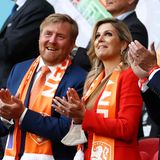 Knallig rot leuchtet Máxima neben König Willem-Alexander von der Tribüne der Johan-Cruijff-Arena in Amsterdam, wo das EM-Spiel der Niederlande gegen die Ukraine stattfindet. Und der obligatorische Oranje-Fanschal hat der holländischen Mannschaft sogar Glück gebracht, sie gewannen mit 3:2 nach einem echten Fußball-Krimi.