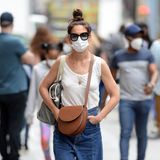 Katie Holmes lässt sich von der Sommer-Hitze New Yorks überhaupt nicht beirren. Ganz cool ist sie im Baumwoll-Shirt und extraweiter, luftiger Jeans auf Shopping-Tour.
