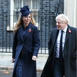 Im dunkelblauen Seidendress mit Knopfleiste, dunkelblauem Mantel und floralem Hütchen hat sich Carrie Symonds mit Boris Johnson auf den Weg gemacht, um die Gedenkfeier anlässlich des Remembrance Days am 10. November 2019 zu begehen.