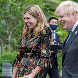 Gute Laune verbreitet die dritte Ehefrau des britischen Premiers Johnson nicht nur mit ihrer offenen Art, sondern auch mit ihren auffälligen Accessoires wie der senfgelben Handtaschen von Gucci und den farblich passenden Sling Heels von Prada.