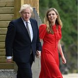 Für ihren ersten Auftritt beim G7-Gipfel in Cornwall hat sich Carrie Johnson einen knalligen 40s-Look in Rot ausgesucht. Das gepunktete Kleid mit Puffärmeln und Schluppen-Kragen stammt von LK Bennett.