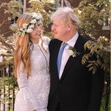 Premierminister Boris Johnson heiratet seine dritte Frau Carrie Symonds am 29. Mai 2021 in der Westminster Kathedrale. Und die 33-Jährige Beraterin und politische Aktivistin bezaubert dabei in einem ungewöhnlichen Bohemian-Brautlook von Christos Costarellos, das sie aber nicht gekauft, sondern für gute 50 Euro lediglich gemietet hat.