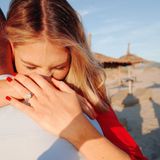 Viviane Geppert ist verlobt! Diese freudige Nachricht postet die "taff"-Moderatorin bei Instagram. Hoch emotional umarmt sie ihren Verlobten und streckt stolz den großen Klunker an ihrem Finger in die Kamera. Ein großer Diamant in der Mitte und kleinere in länglicher Form daneben machen den Verlobungsring zu einem Hingucker. 