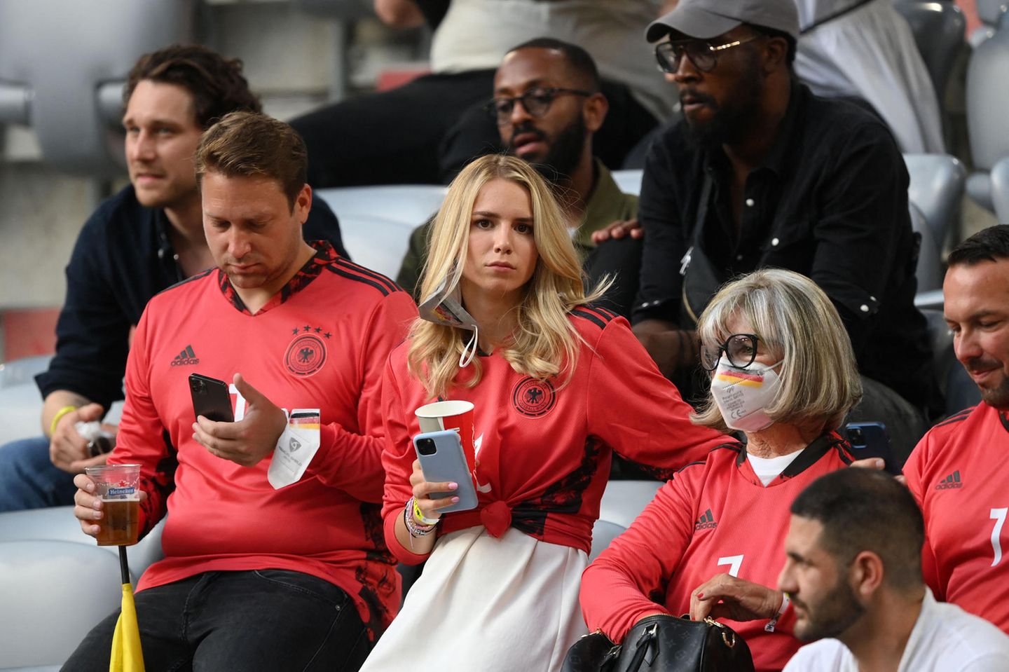 Support im Doppelpack gibts für Torwart Manuel Neuer: Denn neben Mama Marita Neuer ist auch seine Freundin Anika Bissel im Stadion in München.
