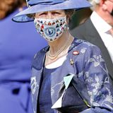 Auch Charles Schwester, Prinzessin Anne , lässt sich den royalen Spaß nicht entgehen. Zu ihrem Outfit in Lila trägt sie eine Maske mit Jockey-Motiven des "Injured Jockeys Fund". Sie ist Schirmherrin des Organisation, die die Rehabilitation verletzter Spieler unterstützt.
