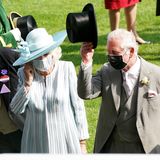 15. Juni 2021 Es ist wieder soweit! Die britischen Royals geben sich in Ascot die Ehre. Nachdem das traditionelle Pferderennen im vergangenen Jahr ohne Publikum stattfinden musste, geht es wieder rund auf dem royalen Rasen. An der Seite von Herzogin Camilla grüßt Prinz Charles stilecht die anwesenden Fans des Pferdesports.