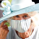 Besonderer Hingucker ist die Gesichtsmaske, die aus dem gleichen Stoff gemacht ist, wie ihr Kleid. Ton in Ton sah nie eleganter aus! 