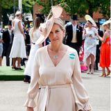 Sophie von Wessex trägt ein elegantes Seidenkleid für 970 Euro , das an der Taille mit einem Gürtel geformt wird. Die Trompetenärmel und der V-Ausschnitt geben dem schlichten Dress das gewisse Etwas. Auch sie kombiniert dazu eine farblich perfekt passende Kopfbedeckung von Jane Taylor. 