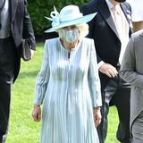 Es ist der erste Tag des Pferderennens in Ascot. Unter den Gästen sind – wie jedes Jahr – auch die britischen Royals. Herzogin Camilla zeigt sich in einem hellblauen Mantelkleid von Bruce Coldfield Couture. Dazu trägt sie einen farblich passenden Hut von Philip Treacy. Die hellen Perlenketten runden den Look ab. 