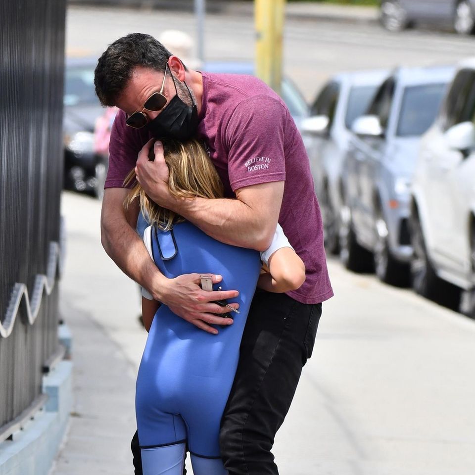 15. Juni 2021  Eine herzliche Umarmung gibt Ben Affleck seinem Sohn Samuel, als er ihn vom Schwimmtraining abholt. Den support von seinem Papa scheint Samuel heute besonders zu brauchen und kuschelt sich in Bens Arme. 