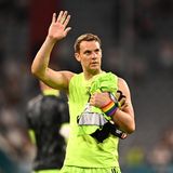 Starke Botschaft von Manuel Neuer! Das erste EM-Spiel der deutschen Nationalmannschaft bestreitet er mit einer Armbinde in Regenbogenfarben. Damit unterstützt er die LGBTQIA*-Community während des Pride-Monats und zeigt Haltung.