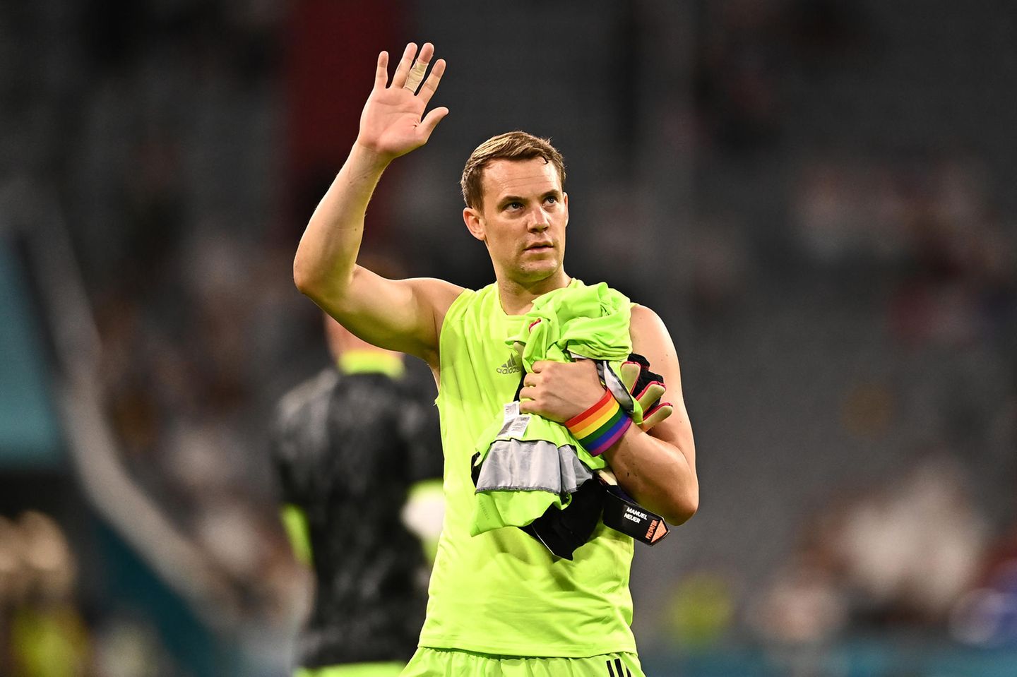 Starke Botschaft von Manuel Neuer! Das erste EM-Spiel der deutschen Nationalmannschaft bestreitet er mit einer Armbinde in Regenbogenfarben. Damit unterstützt er die LGBTQIA*-Community während des Pride-Monats und zeigt Haltung.