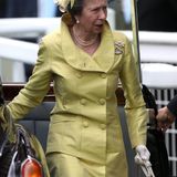 Den dritten Tag beim Pferderennen von Ascot lässt sich Prinzessin nicht entgehen. Mit ihrem grün-gelben Kostüm, dem Perlenschmuck sowie dem weißen Hut mit Federdetail macht sie am sogenannten Ladies Day alles richtig. 