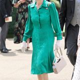 Das royalblaue Kostüm taucht Prinzessin Anne am zweiten Tag in Ascot gegen ein jadegrünes Hemdblusenkleid. Weiße Accessoires sowie die obligatorische Sport-Sonnenbrille runden das Outfit ab.