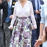 Auch Sophie von Wessex ist wieder mit von der Partie und wählt einen floralen Look, bestehend aus einem Midirock von Suzannah London und einer weich fallenden Bluse von A Ross Girl x Soler. .