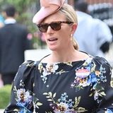 Tag drei in Ascot ist traditionell der Ladies Day, weshalb Zara Tindall auch ohne ihren Ehemann das Pferderennen besucht. Passend zum tollen Wetter trägt sie ein florales Kleid von Erdem und kombiniert dazu rosafarbene Accessoires.