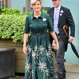 Auch Gräfin Sophie von Wessex setzt auf Blumen, in aufgestickter Form auf ihrem Kleid von Suzannah London. Schönes Detail: Der Gürtel mit Schmuckschnalle, der die schmale Taille von Sophie betont. 