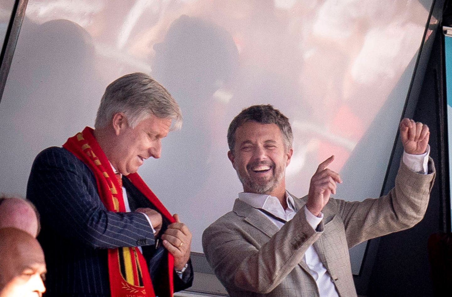 Auch ein weiterer berühmter Fußball-Fan will sich dieses EM-Spiel nicht entgehen lassen: Es ist König Philippe von Belgien. Die beiden Männer scheinen sich während der Partie gut unterhalten zu fühlen.