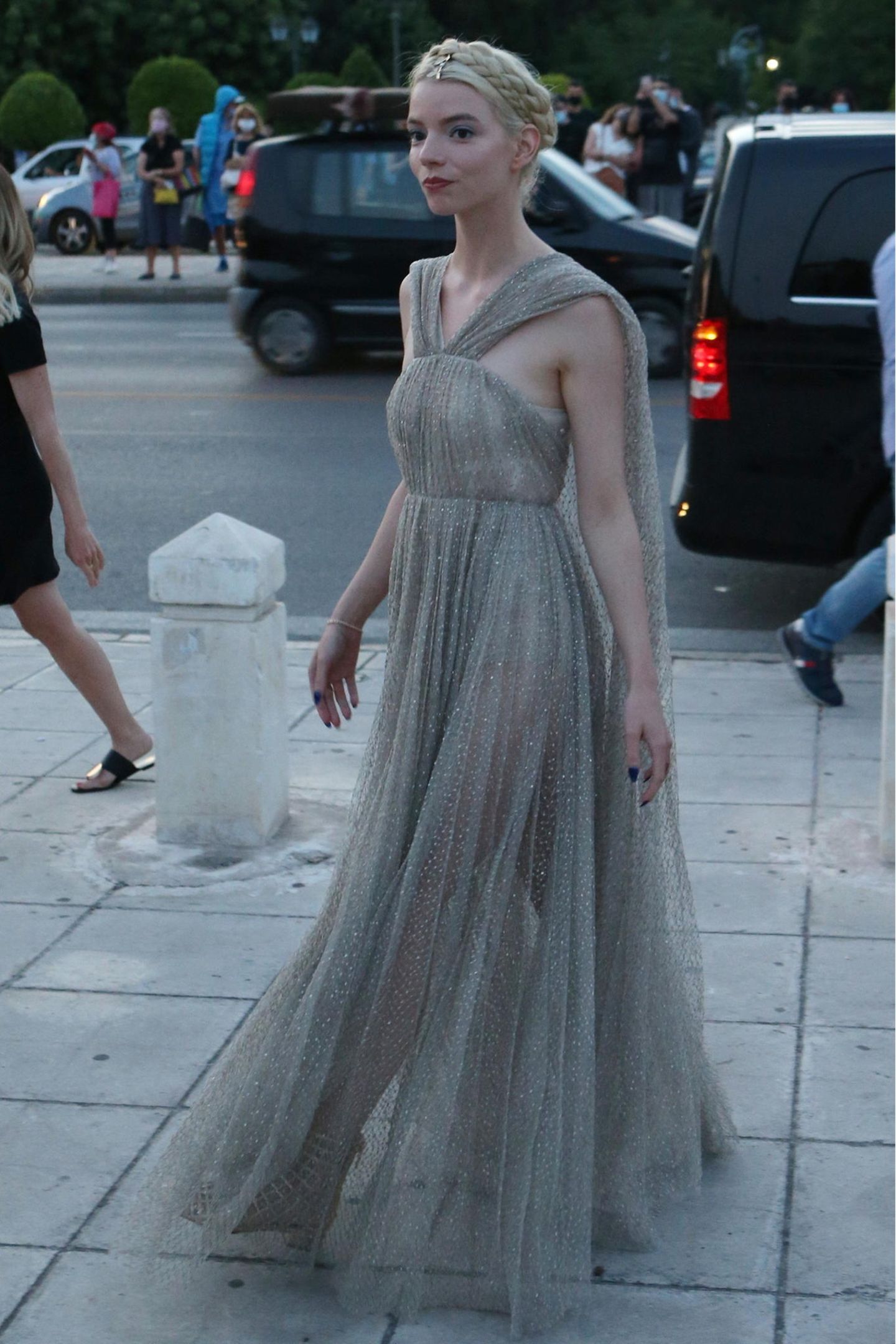 Anya Taylor-Joy schwebt in ihrem leicht durchsichtigen Dress von Dior zur Show. Der zarte Grün-Grau-Ton passt perfekt zu ihrem elfenhaften Look. 