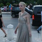 Anya Taylor-Joy schwebt in ihrem leicht durchsichtigen Dress von Dior zur Show. Der zarte Grün-Grau-Ton passt perfekt zu ihrem elfenhaften Look. 