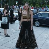 Bianca Brandolini, italienisches Model und Schauspielerin, kommt für die Show von Dior an. Sie trägt einen ausgestellten Rock mit Stickereien und ein Crop Top. 