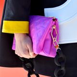 Auf dem Runway dürfen natürlich auch Handtaschen mit dem ikonischen Louis-Vuitton-Print nicht fehlen. 