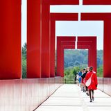Das knallrote Setting der Cruise Show von Louis Vuitton bietet einen atemberaubenden Anblick und passt perfekt zur farbenfrohen Kollektion. 