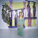Auch Schauspielerin Suki Waterhouse hat sich auf den Weg nach Athen gemacht und schaut sich die Cruise Show von Dior an. Sie trägt ein mintfarbenes bodenlanges Kleid, das leicht durchsichtig ist – perfekt für einen lauen Sommerabend! 