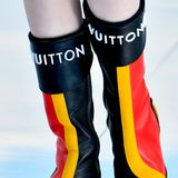 Wäre die Farbreihenfolge eine andere, könnten diese Stiefel von Louis Vuitton glatt als Fan-Outfit der Deutschen für die EM durchgehen. 