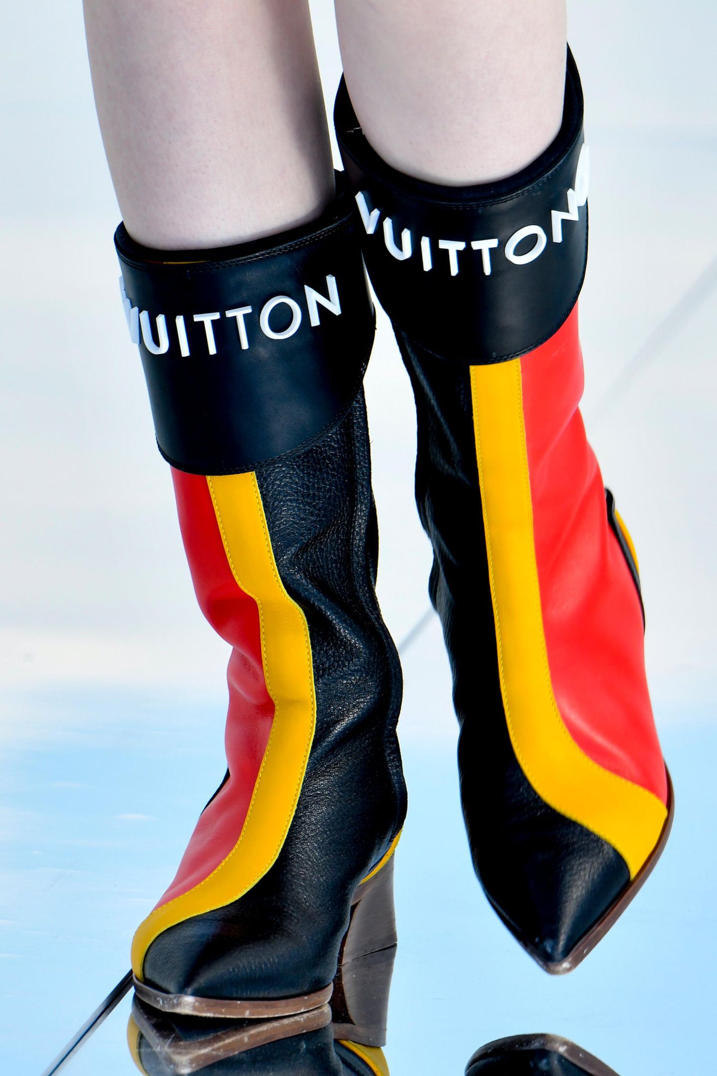 Wäre die Farbreihenfolge eine andere, könnten diese Stiefel von Louis Vuitton glatt als Fan-Outfit der Deutschen für die EM durchgehen. 