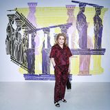 Catherine Deneuve zählt zu den ausgewählten Gästen der Dior Cruise Show in Athen. Sie trägt einen dunkelroten Zweiteiler mit Rosenprint und schwarze Sandalen. 