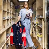 Auf den sozialen Medien zeigt sich Gräfin Eloise, die Nichte von König Willem-Alexander, bodenständig und nahbar. Kein Wunder, dass sie dort regelmäßig von ihren Fans ganz unterschiedliche Fragen über ihr Leben gestellt bekommt, die sie jetzt in ihrem Buch "Learning by doing" beantwortet hat. Auch in Sachen Fashion können wir einiges von der 18-Jährigen lernen: In einer hellblauen Kombi aus Chino-Hose und Bluse strahlt Eloise aus dem mobilen Buch-Truck. Das Highlight ihres Looks sind eindeutig die Cowboy-Boots mit Zebra-Print. 