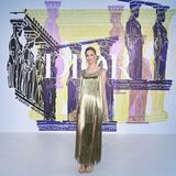 Von der Prinzessin zur Göttin: Beatrice Borromeo trägt ein goldenes Fransenkleid, Sandalen und eine elegante Hochsteckfrisur. Stilsicher und selbstbewusst posiert sie vor der Show für die Fotografen. 